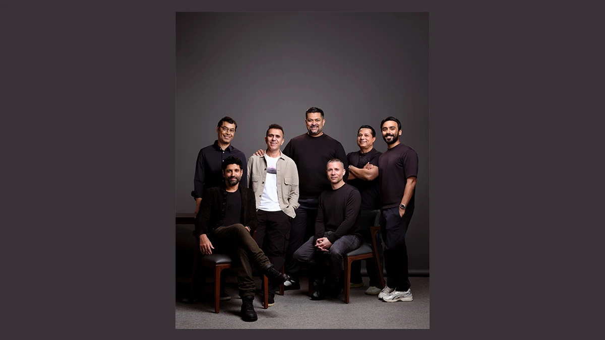 A photo showing different Excel Entertainment and Universal Music executives and members.